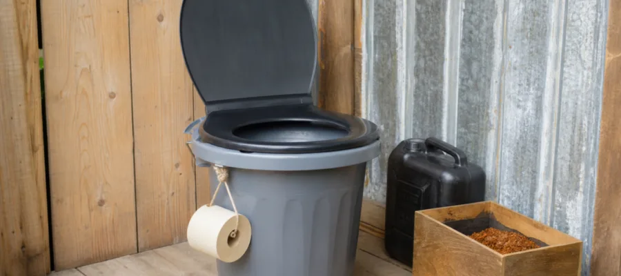Campingtoilette aus Upcycling-Materialien: Nachhaltige DIY-Projekte fuer Camper