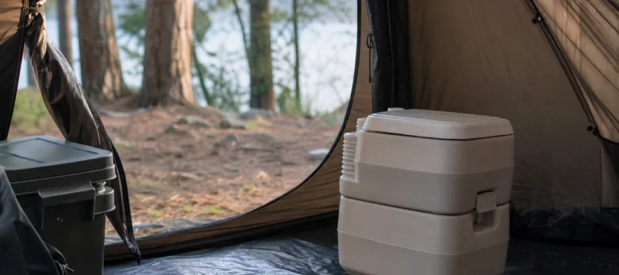 Campingtoiletten und Minimalismus: Wie weniger Platz zu kreativen Loesungen fuehrt